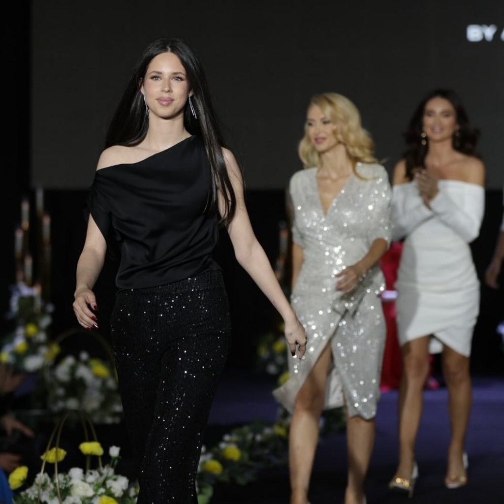 Cum s-a pozat fata Andreei Marin și a lui Ștefan Bănică jr. în camera ei. Violeta poartă un maiou negru și e machiată discret 3 violeta banica 6