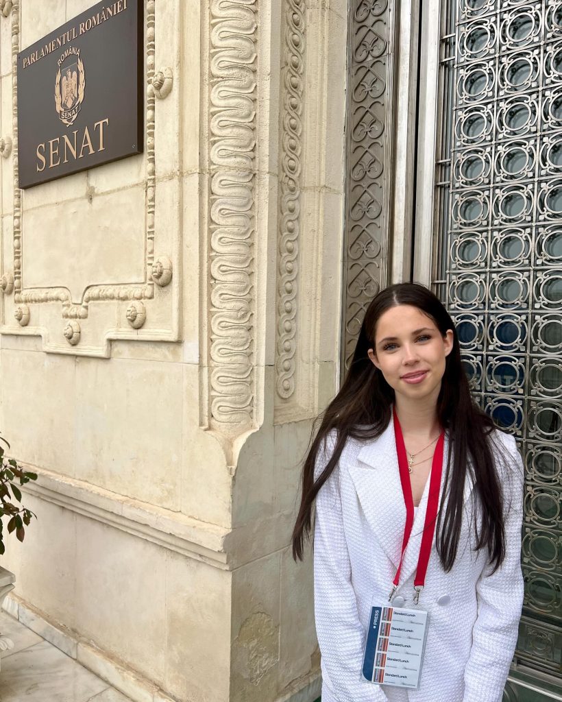 Cum s-a pozat fata Andreei Marin și a lui Ștefan Bănică jr. în camera ei. Violeta poartă un maiou negru și e machiată discret 11 violeta banica 8