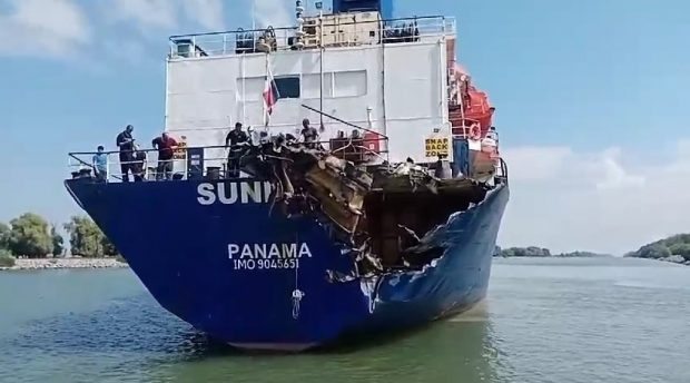 Două nave, dintre care una plină cu motorină, s-au ciocnit pe canalul Sulina. Momentul impactului | VIDEO