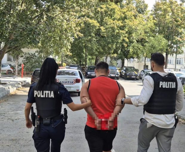 O tânără a fost înjunghiată, iar mama ei lovită cu pumnii și picioarele într-un magazin din Craiova. Agresorul, reținut