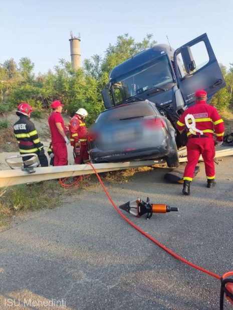 Accident grav la Drobeta-Turnu Severin. Două persoane au murit după ce o mașină s-a ciocnit cu un TIR