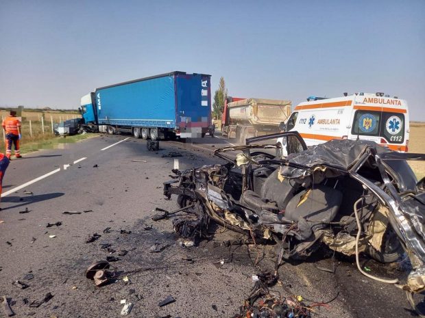 Două mașini și un TIR s-au ciocnit pe „Drumul Morții”. Un bărbat a decedat | FOTO