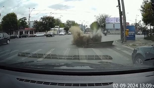 O țeavă de gaze a explodat într-o intersecție din București. Asfaltul a fost aruncat în aer | VIDEO