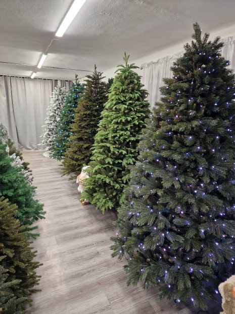 Brad de Crăciun artificial ca și unul natural