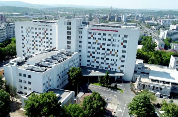 Trei copii din Bacău au ajuns în comă la spital, după ce au fost spălați de mamă cu insecticid. Ce spun medicii despre starea lor