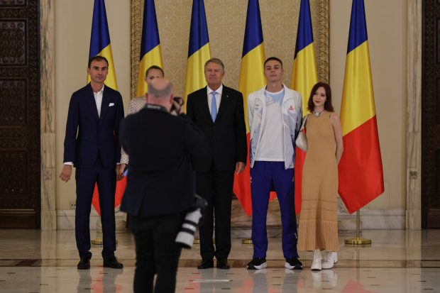 David Popovici a mers la Cotroceni împreună cu iubita. Cei doi s-au pozat alături de președintele Klaus Iohannis
