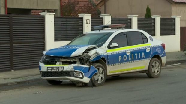 Un șofer a fost reținut în Satu Mare, după ce a lovit o autospecială de poliție, a rănit un agent și a fugit de la locul accidentului