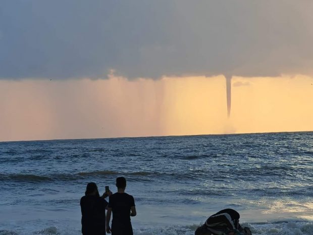 O trombă marină, cu aspect de tornadă, surprinsă de turişti în largul stațiunii Vama Veche. VIDEO