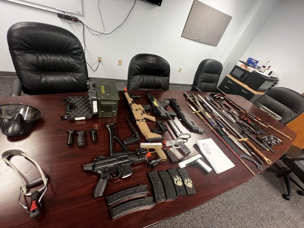 Un elev de 11 ani a fost prins cu un arsenal de arme și cu o listă a celor pe care voia să-i ucidă. Un șerif i-a publicat poza