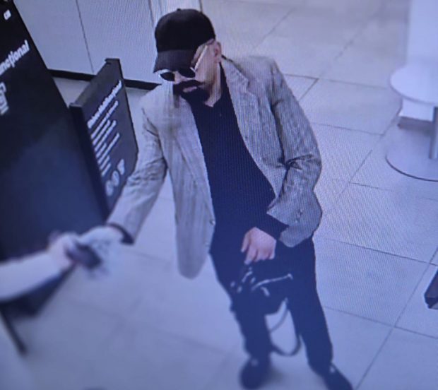 Tentativă de jaf armat la o bancă din Iași. Hoțul a intrat deghizat și i-a amenințat pe angajați