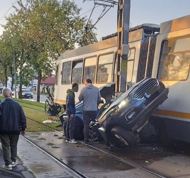 Bărbatul mort în accidentul de tramvai din București era soțul femeii stropite cu benzină în Parlament și angajat SPP | SURSE