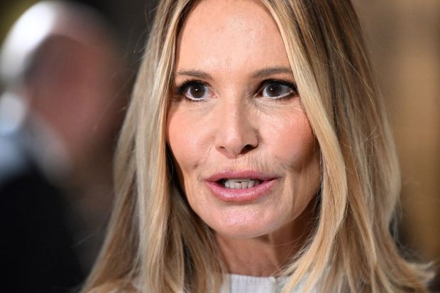 Elle Macpherson a fost diagnosticată cu cancer la sân, dar refuză chimioterapia recomandată de 32 de medici. Ce tratament a ales