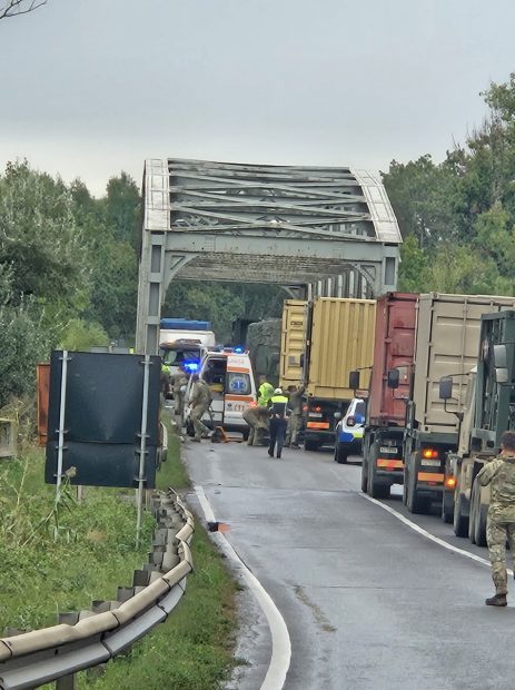 Accident între două convoaie militare pe un drum din județul Brăila. Circulația, oprită pe ambele sensuri