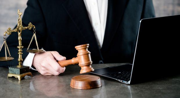 Cine poate „trage cu ochiul” în laptopurile judecătorilor. Magistrat: „S-a intrat deja în calculatoare de pe un cont al unui fost angajat al Ministerului Justiției, acum decedat”