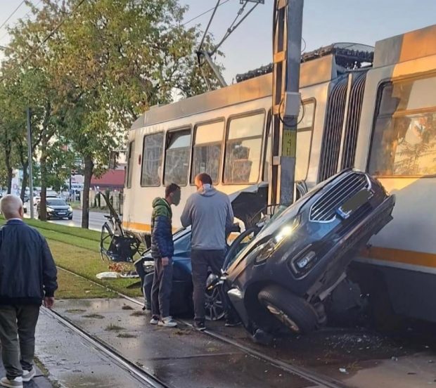 Un șofer a murit în mașina ruptă în două, lovită de tramvai, în București. Vatmanul, pozitiv la anfetamină, la testarea cu Drug Test