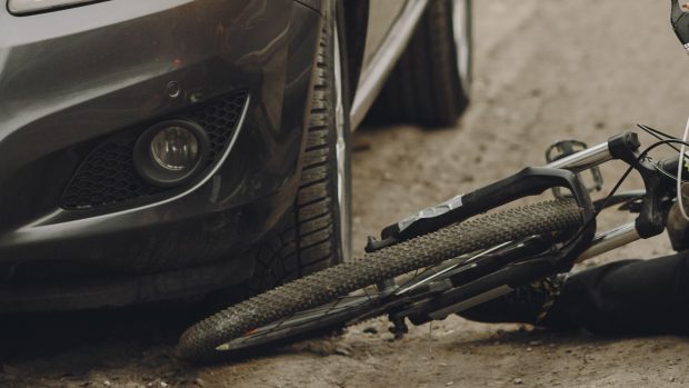 Șofer român lăsat de judecători fără BMW-ul cu care a lovit intenționat un biciclist: „Autoturismul a fost folosit ca o armă cu potențial letal”