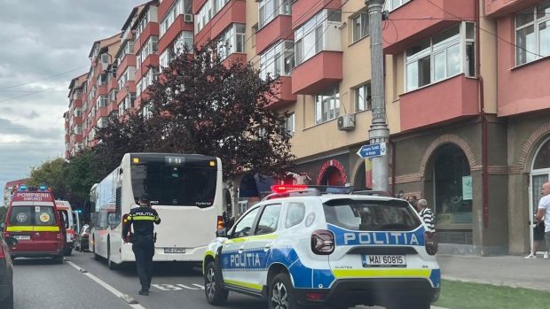 O femeie a murit și două pasagere au fost rănite după ce autobuzul în care erau a frânat brusc, ca să evite un alt autoturism