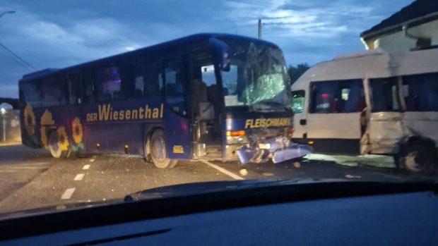 Accident grav în Gorj. Opt persoane transportate la spital, după ce un autobuz s-a ciocnit cu un microbuz
