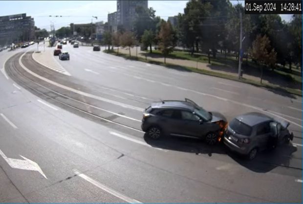 O mașină a luat foc după ce s-a ciocnit cu alt autoturism pe o stradă din Iași | VIDEO