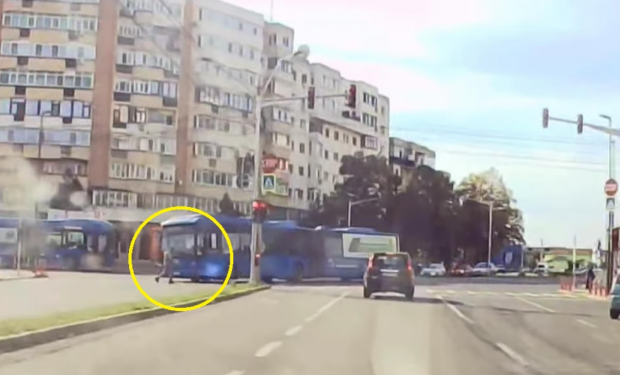 „Își număra banii, nu s-a asigurat deloc”. Momentul în care un bărbat a fost lovit în plin de un autobuz pe trecerea de pietoni, în Buzău | VIDEO