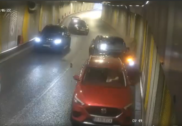 Accident cu trei mașini în Pasajul Unirii. Momentul impactului, surprins într-o filmare