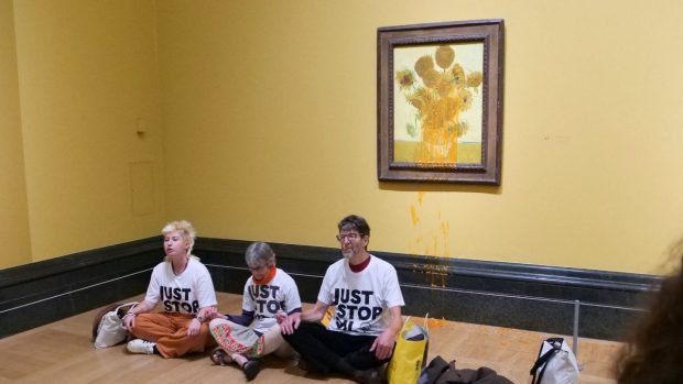 Activiste ecologiste, condamnate la închisoare pentru că au stropit cu supă o pictură a lui Van Gogh. Tabloul a fost vandalizat din nou după decizia instanței