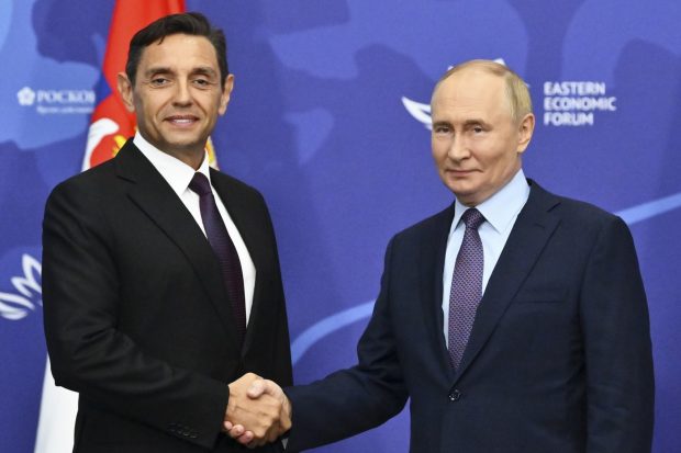 Fostul șef al spionilor sârbi s-a întâlnit cu Putin la Vladivostok și i-a dat asigurări că Belgradul rămâne un „partener strategic” al Moscovei