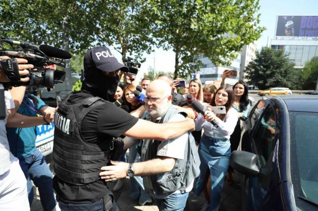 Alfred Bulai, reținut pentru 24 de ore! Ce acuzații i se aduc, după audierile de la poliție și perchezițiile la locuința sa, în dosarul agresiunilor sexuale de la SNSPA
