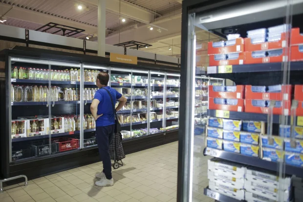 Producătorii, obligați să afișeze scumpirile mascate prin reducerea gramajelor la produse. Marcel Ciolacu: „Înşelăciunea se încheie”