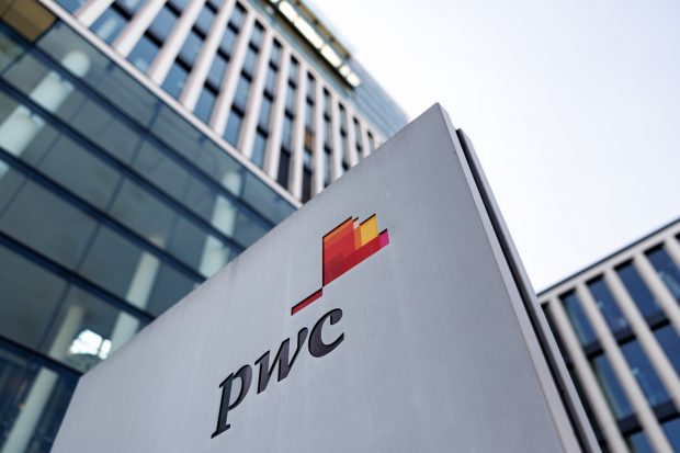 PricewaterhouseCoopers le cere angajaților din UK să vină la birou măcar trei zile pe săptămână și le va monitoriza locațiile de lucru