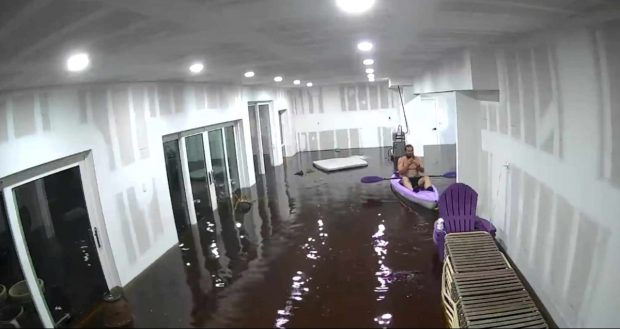 Un bărbat s-a dat cu caiacul în sufragerie, după ce uraganul Helene a devastat Florida: „Dintr-odată, am ajuns să locuiesc pe apă” | VIDEO