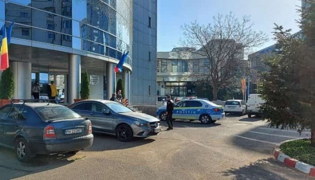 Un bărbat a aruncat cu benzină în sediul Primăriei Ploiești și a amenințat că își dă foc și incendiază clădirea