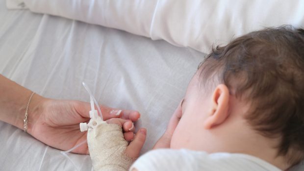Clinică privată, acuzată că și-a făcut reclamă pe Facebook cu fotografiile unui copil grav bolnav. „Persoane apropiate au aflat diagnosticul”