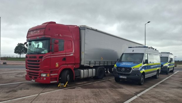 Șofer român de TIR epuizat și care circula cu 110 km/h, scos de pe șosea și trimis să se odihnească de polițiștii germani