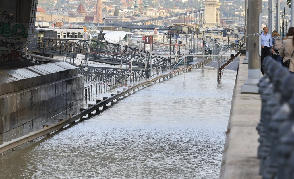 Dunărea a inundat cheiurile Budapestei, stare de alertă în capitala Ungaria. Orbán: „Suntem condamnați să cooperăm” | FOTO