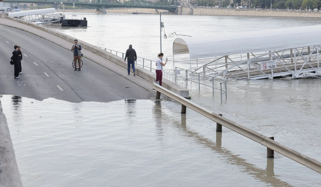 Dunărea a inundat cheiurile Budapestei, stare de alertă în capitala Ungaria. Orbán: „Suntem condamnați să cooperăm” | FOTO