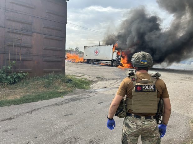 Un camion al Crucii Roșii care transporta ajutor umanitar, lovit de ruși, în Donețk. Trei oameni au murit