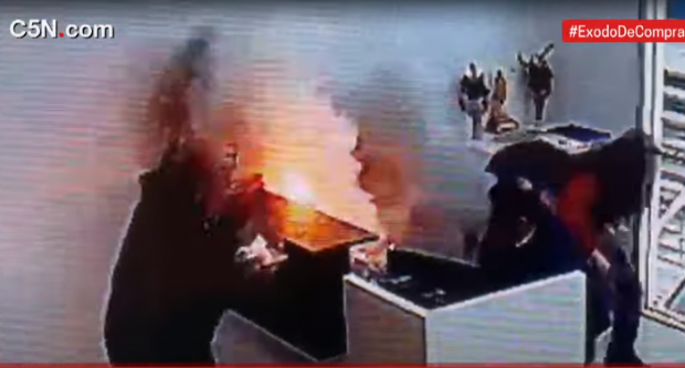 Momentul în care explodează pachetul trimis unui oficial argentinian. 7 oameni au fost răniți | VIDEO