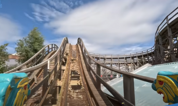 „Ne-am balansat, apoi trenul n-a mai putut să urce”. Momentul în care pista celui mai vechi rollercoaster din Marea Britanie se rupe în bucăți | VIDEO