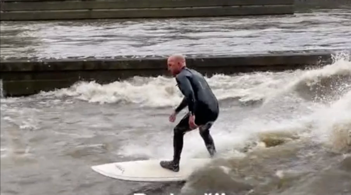 Bărbat Filmat Când Face Surf, Altul Se Dă într-un Caiac, Pe Râul Vltava, La Praga, în Mijlocul Inundațiilor: „E O Nebunie” | VIDEO