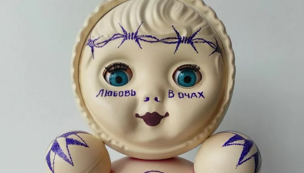 Motivul pentru care un artist rus a fost condamnat: „Păpușa are tatuaje interzise”