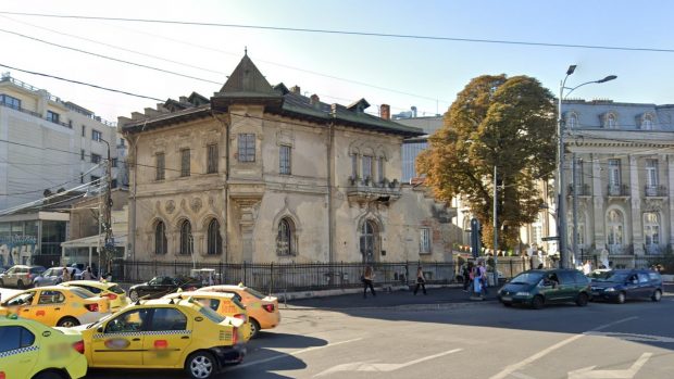 Casa Nicolae Petrașcu din Piața Romană va fi consolidată. Imobilul este părăsit și se degradează de 20 de ani. Cum arăta acum un secol