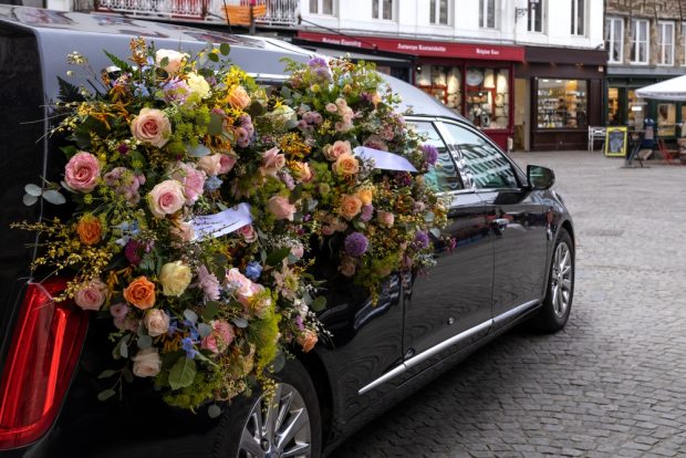 Ce se scrie pe panglica unei coroane funerare