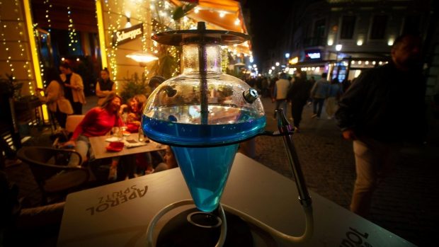 Turiști străini îmbătați și lăsați fără 100.000 de euro de pe carduri, în Centrul Vechi din București. Încă opt suspecți reținuți