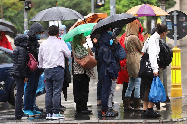 Românii au copiat în timpul ciclonului comportamentul din pandemie: s-au înghesuit să cumpere apă, mâncare, ulei și hârtie igienică