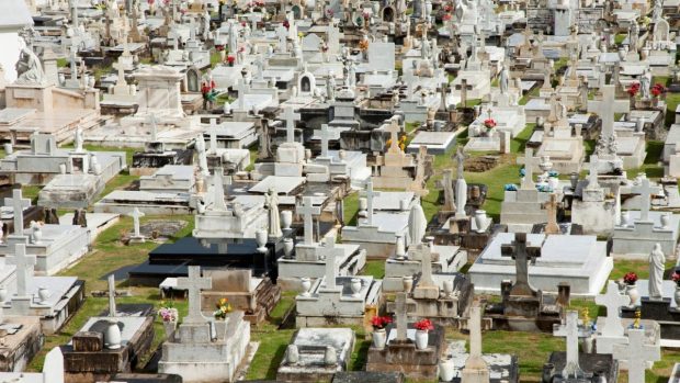 Angajații unor cimitire vindeau dinții de aur pe care-i furau de la cadavre, în Italia