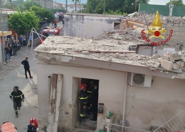 Doi frați de 4 și 6 ani au murit după ce o clădire s-a prăbuşit în apropiere de Napoli, în urma unei explozii VIDEO
