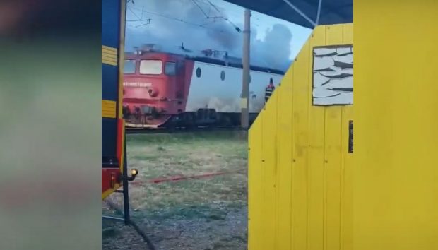 Locomotiva unui tren de călători a luat foc în halta Tomşani. Intervenția pompierilor s-a încheiat, circulația feroviară a fost reluată | VIDEO