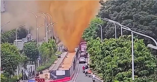 „Se simte duhoarea prin ecran”. Momentul în care o conductă de canalizare explodează, iar suflul răstoarnă un excavator, în China | VIDEO