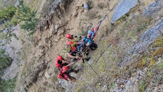 Imagini dramatice pe via ferrata din Cheile Galbenului, în Gorj, unde salvamontiștii au salvat o turistă care suferise un AVC